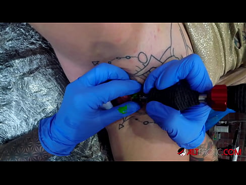❤️ Estremamente tatuato hottie Sully Savage ottenuto un tatuaggio sul suo clitoride ☑ Video di sesso di qualitàal it.freepornhdonlinegay.ru ☑